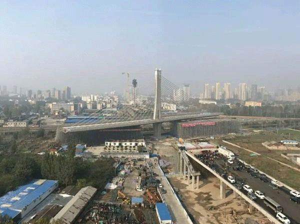 中鐵二十局集團公司承建的世界最大的荷澤丹陽立交橋成功轉(zhuǎn)體