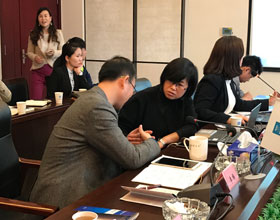 代表們就各自感興趣的問題自行分組討論與交流