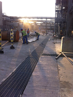 中國工人帶領(lǐng)外籍員工做文明施工