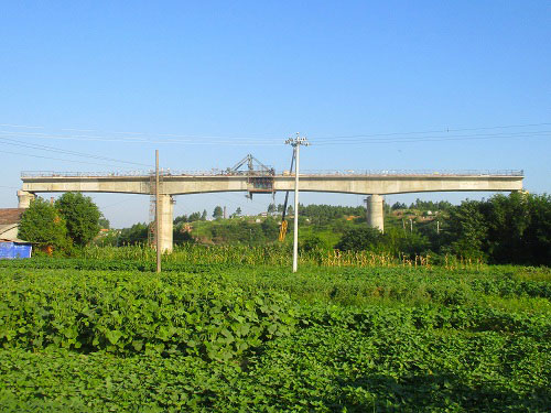 湖南蒙華鐵路項(xiàng)目二工區(qū)沙港河特大橋連續(xù)梁中跨合龍