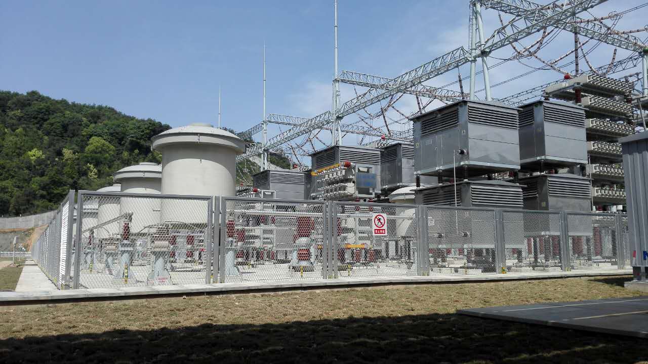 紹興換流站交流場(chǎng)、交流濾波器場(chǎng)低壓電抗、電阻、電容元件，布局整齊緊湊，節(jié)省了大量空間。