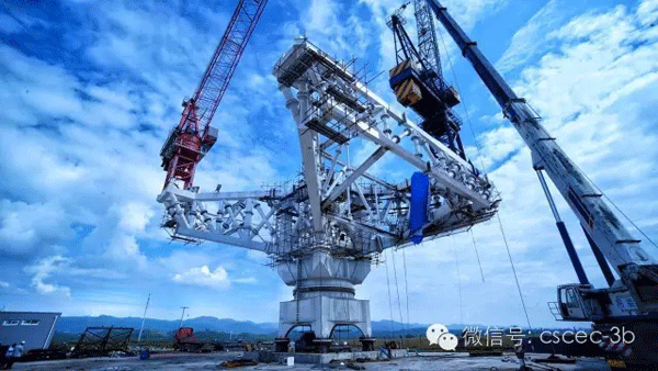 中建三中建三局全球首創(chuàng)超高層建筑&ldquo;多吊機(jī)廻轉(zhuǎn)平臺(tái)&rdquo;