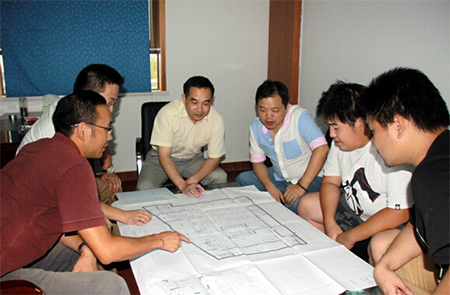 項(xiàng)目管理團(tuán)隊(duì)正在會(huì)議室商討工作