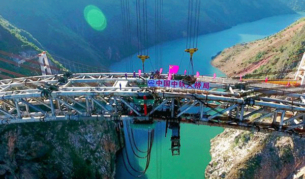 填補世界橋梁建設(shè)技術(shù)空白，新建大瑞鐵路瀾滄江特大橋順利豎轉(zhuǎn)就位