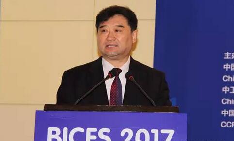 中國(guó)工程機(jī)械工業(yè)協(xié)會(huì)常務(wù)副會(huì)長(zhǎng)兼秘書(shū)長(zhǎng)蘇子孟作《工程機(jī)械行業(yè)運(yùn)行狀況與趨勢(shì)分析》報(bào)告