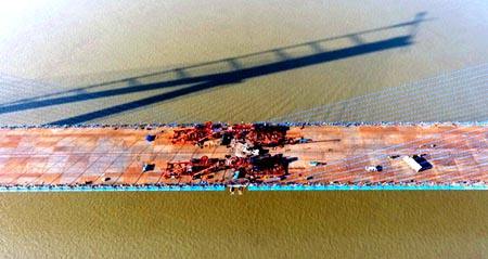 中交二航局第五工程分公司長江上最寬大橋&mdash;武漢沌口長江公路大橋勝利合龍