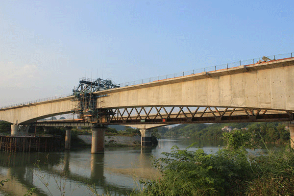 南百鐵路三標一分部平果右江左線特大橋順利合攏