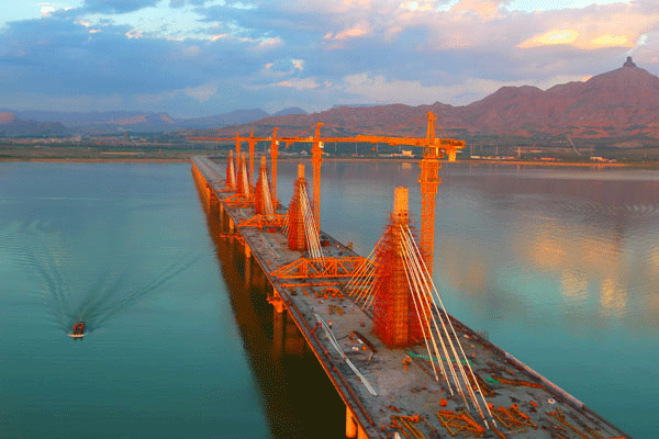 上海遠(yuǎn)通路橋工程有限公司烏海甘德爾黃河大橋順利合龍