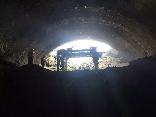 中交二航局福州分公司廈沙高速泉州德化段格仔隧道右線順利貫通