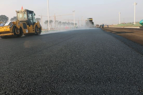 鄭州航空港項(xiàng)目首段瀝青攤鋪完成