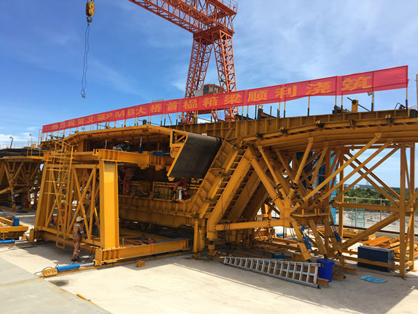 中交二航局二公司文萊大摩拉島大橋首榀箱梁預制成功