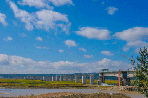 中鐵十九局哈佳鐵路最大跨度連續(xù)梁順利合龍