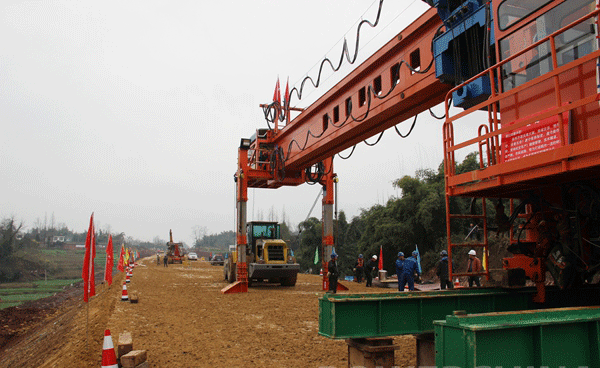 中國水利水電第五工程局川藏鐵路成雅項目首段架梁通道提前貫通