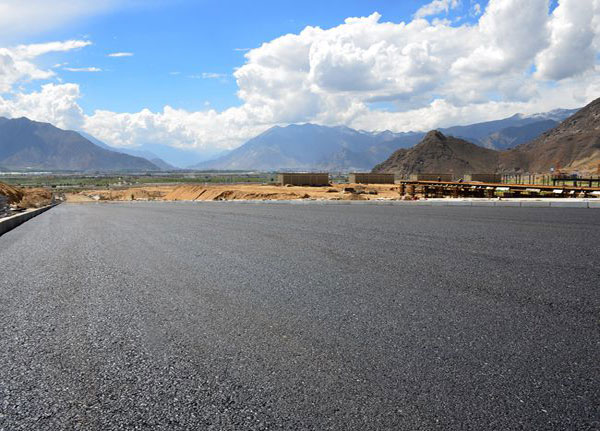 拉薩高新區(qū)核心區(qū)柳創(chuàng)路市政工程正式開始路面瀝青鋪設(shè)