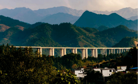 中鐵十八局四公司資興高速項(xiàng)目部大灣大橋全幅貫通