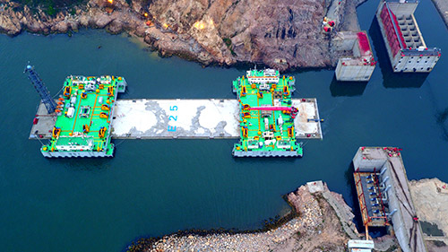 港珠澳大橋E25沉管成功安裝