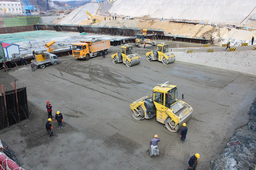 豐滿電站大壩（重建）工程2016年首倉碾壓混凝土提前澆筑