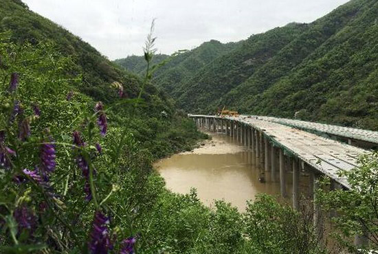 中鐵十一局第一工程公司寶漢項(xiàng)目龐家咀特大橋右線全幅貫通