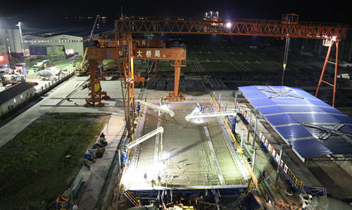 三門灣大橋及接線工程首片最大箱梁順利預(yù)制完成