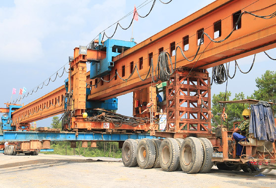 中鐵二十局六公司懷邵衡鐵路二分部求樹灣大橋架梁通道開通