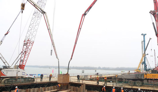 中鐵十一局一公司蒙華鐵路漢江特大橋首個鋼圍堰成功封底