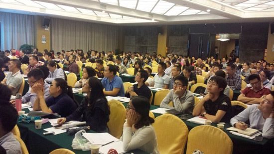 學(xué)院認(rèn)真聽講