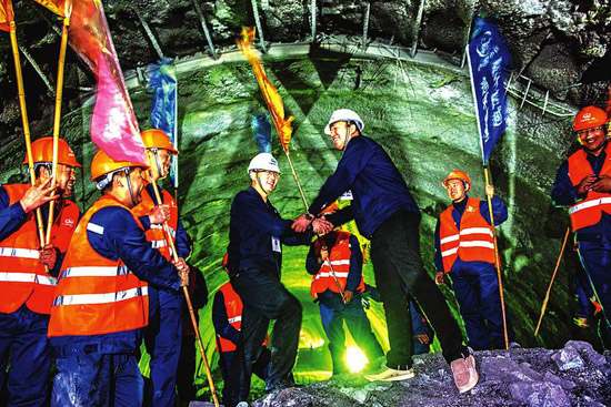 中鐵一局承建的哈爾濱至佳木斯快速鐵路全線最長隧道猴石山隧道提前貫通