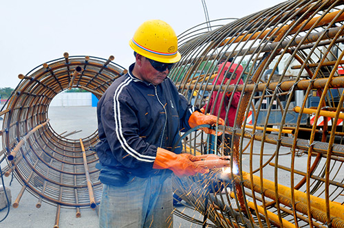 工人正在焊接鋼筋樁