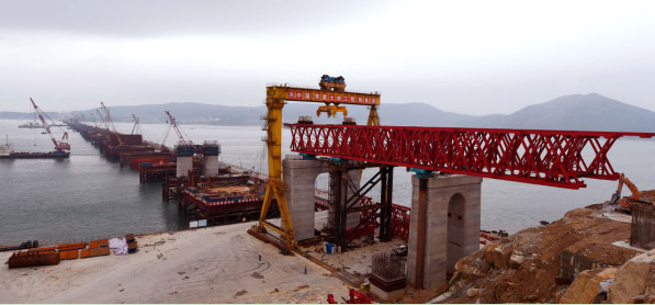 中國鐵建我國首座雙孔連做節(jié)段拼裝造橋機(jī)投入使用