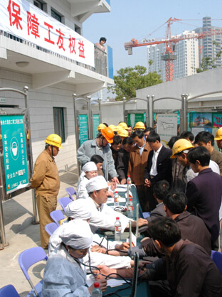 上海建工二建集團組織醫(yī)務(wù)工作者定期到在建項目開展醫(yī)療咨詢服務(wù)