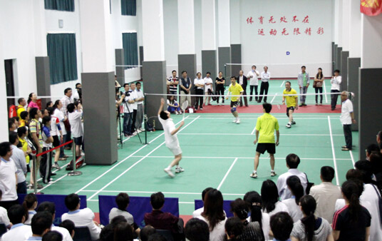 上海建工二建集團職工活動中心正在舉辦職工羽毛球賽