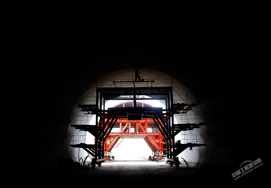 寶蘭客專隧道洞內(nèi)施工