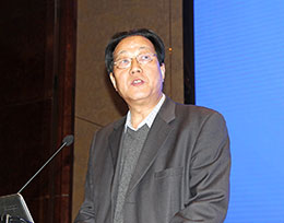 河南省工程建設(shè)協(xié)會常務(wù)副會長邱秉珂致歡迎詞