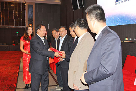 中施企協(xié)會長曹玉書為中施企協(xié)信息化工作委員會主任副主任頒發(fā)證書