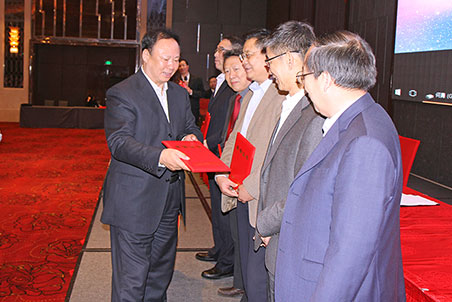 中施企協(xié)會長曹玉書為中施企協(xié)信息化專家委員會主任副主任頒發(fā)證書