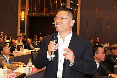 中國建筑股份公司總經(jīng)濟師、中施企協(xié)信息化工作委員會副主任魯貴卿主持論壇